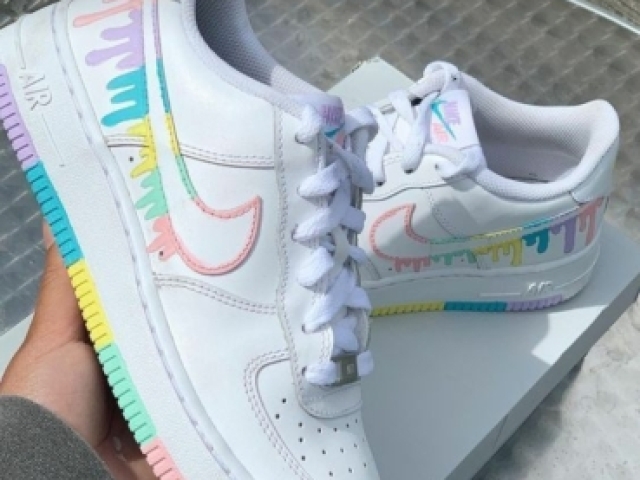 Tênis branco da Nike com detalhes coloridos