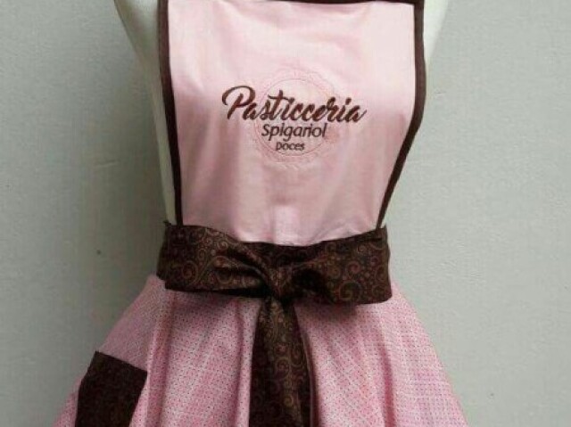 (Γ um vestido com boina)