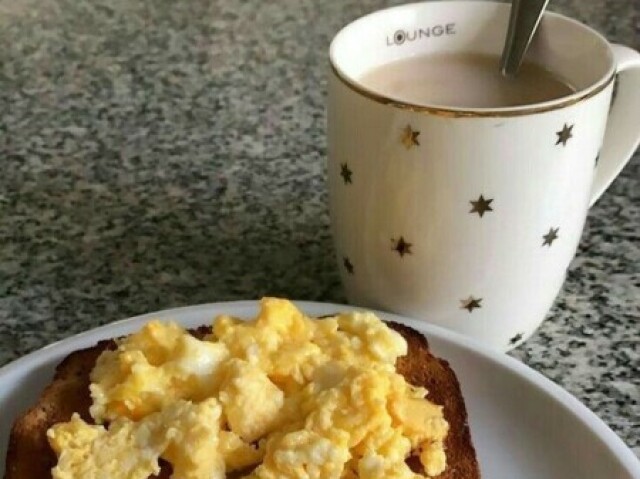 Pão com ovinho e chocolate quente 😋