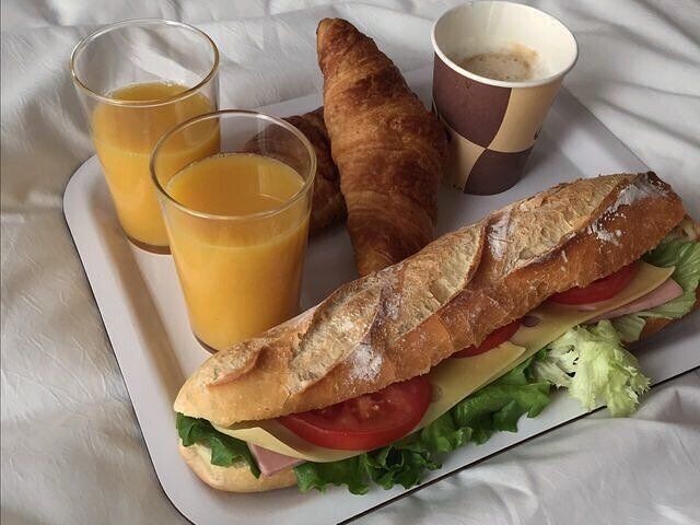 Sanduíche de presunto e queijo com "salada", croissants, suco de laranja e um cafezinho 😋