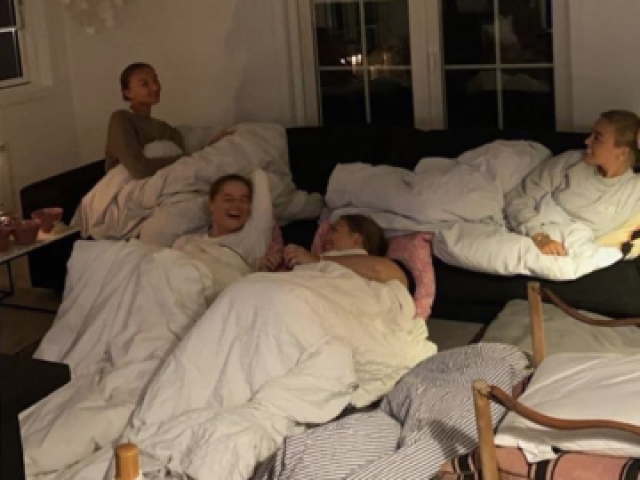 Ela vai convidar suas amigas
Pra uma festa do pijama