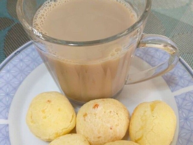 Café com leite e pão de queijo! ☕