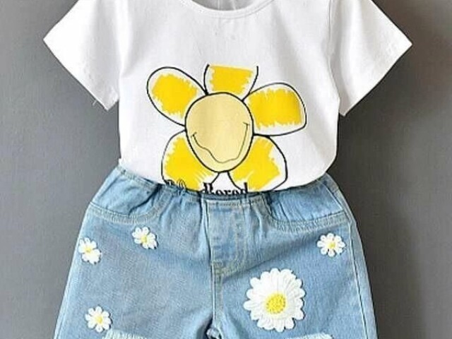 Uma blusa branca e um short jeans de flores