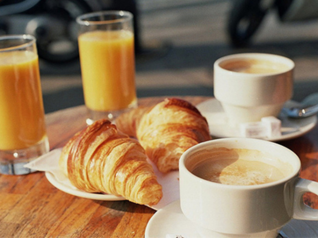 Café com leite, croiassant e suco