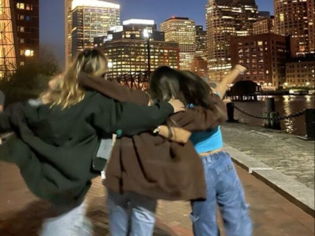 Rua: Sair na rua indo em lojas e sorveterias, de vez em quando fazendo suas amigas passarem vergonha.