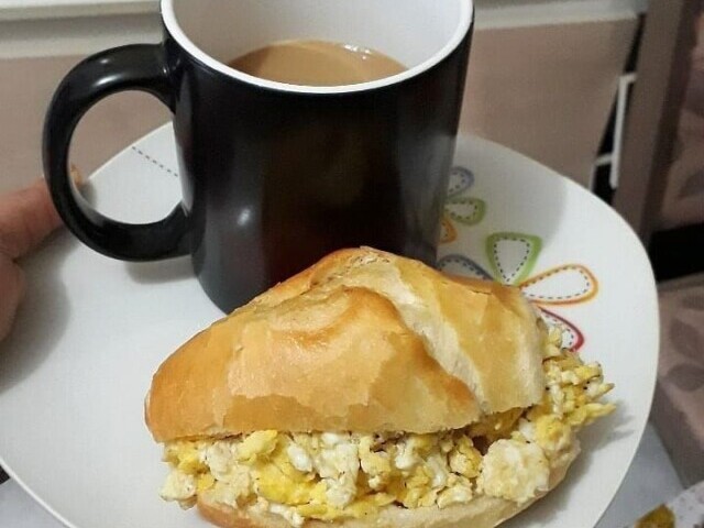 Pão com ovo e café com leite/nescau! <3 ❤