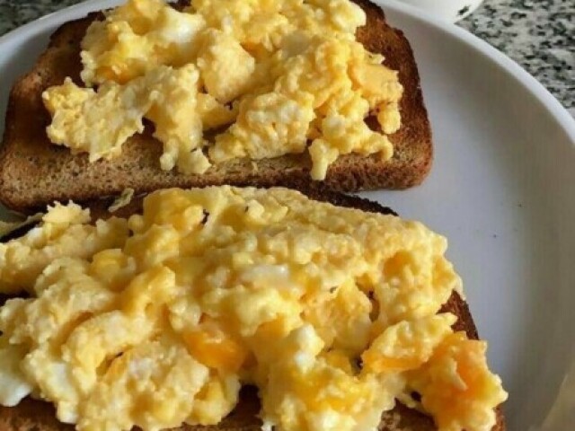 Pãozinho com ovo e nescal bem quentinho 😋