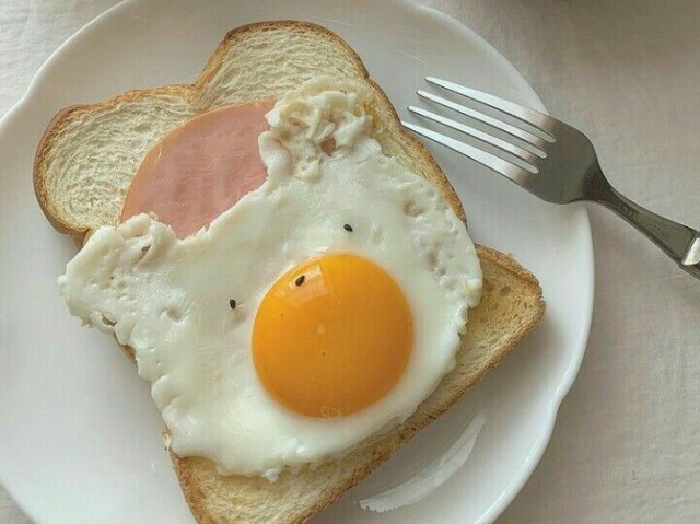 Pão com ovinho em formato de ursinho e mortadela