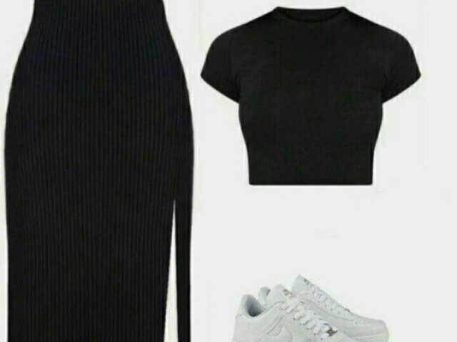 Cropped preto, saia longa preta e tênis branco