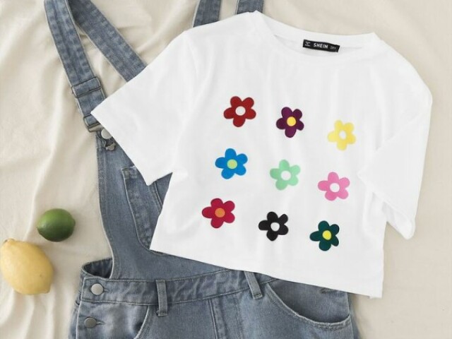 Macacão com essa blusinha de florzinha q lindinho <3