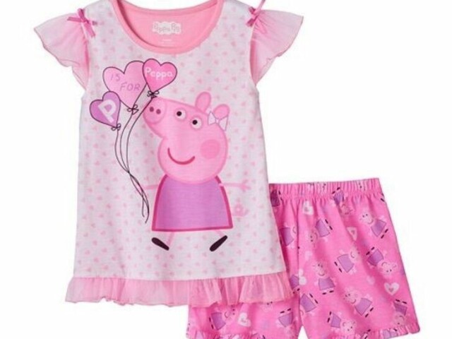 Da peppa pig q é um shortinho de pano bem confortável e uma blusinha