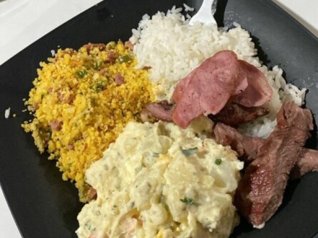 Farofa com carne assada arroz e salada de maionese