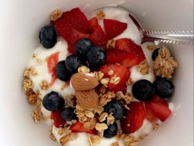 iorgute com frutas e granola