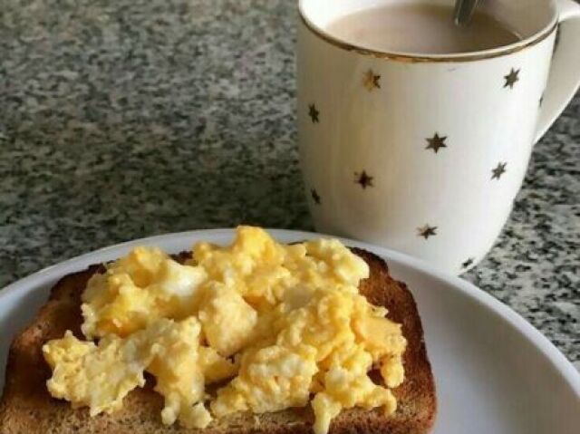 pão com ovo e café