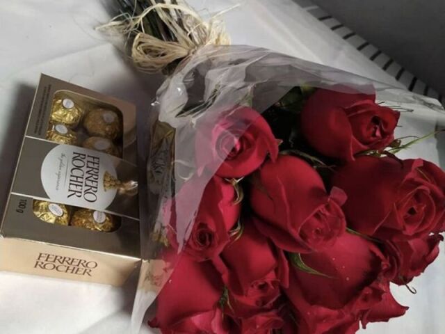 um buquê de rosas com chocolate