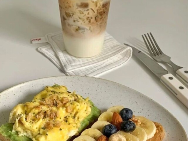 Café Gelado + Torradas com Bananas,Nozes e Bluberry e com Ovos mexidos e Avocado.