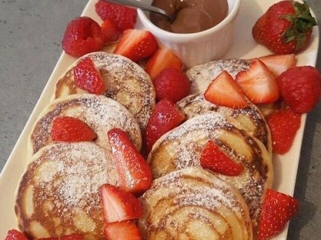 Panquecas com Chocolate e Morangos.