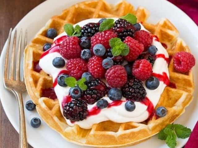 Waffle com Creme, Bluberry,Framboesa, Amora e Hortelã.