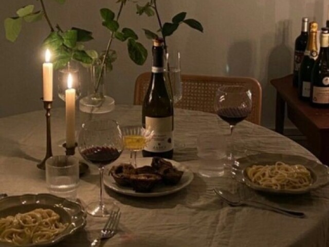 Jantar em casa com um vinho caro e a comida favorita de vocês.