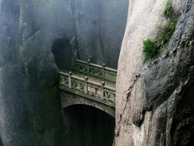 Uma ponte entre montanhas