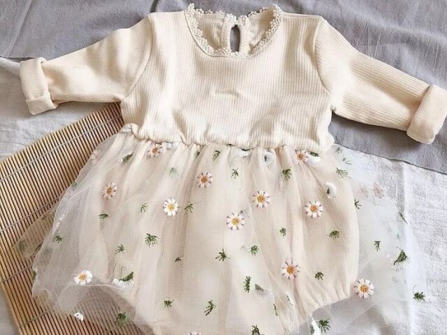 Esse vestidinho com flores 🌼🌼