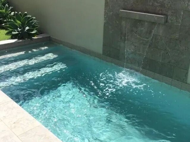 Essa piscina com "cachoeirinha"