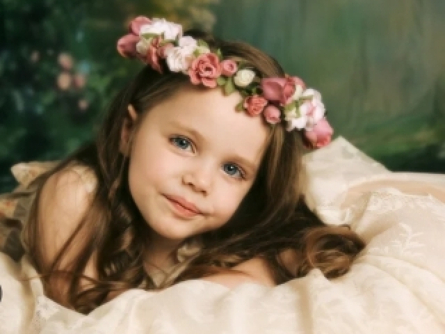 Nome: Aurora
História: Sua avó, quem cuidava dela, faleceu por complicações da idade.
Personalidade: Doce, carinhosa, teimosa e nunca desiste do que quer.