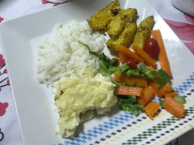 Arroz, purê de batata, cenoura, couve, batata assada