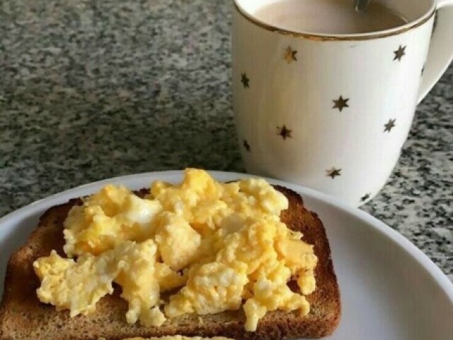 Café com Leite+ Ovos Mexidos + Pão Torradinho