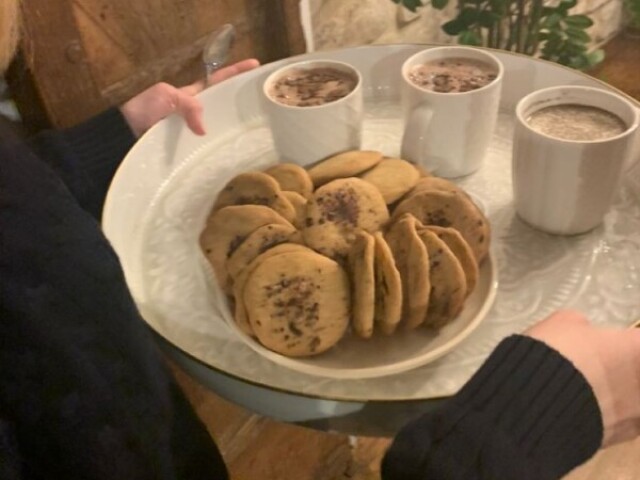 Chocolate Quente + Biscoito com gotas de Chocolate