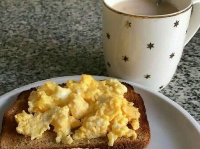 Pão com ovo e achocolatado 🍞🍳☕