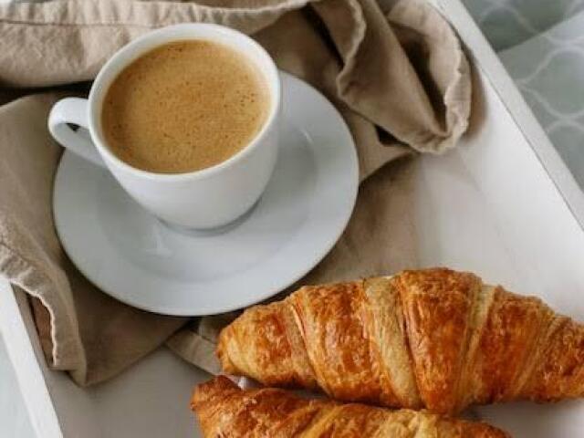 Croissant e café com leite