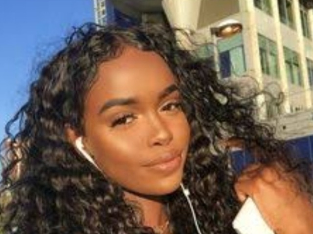 Negra
Linda perfeita😊