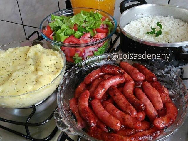 Arroz, Linguiça, Salada e Purê de Batata.