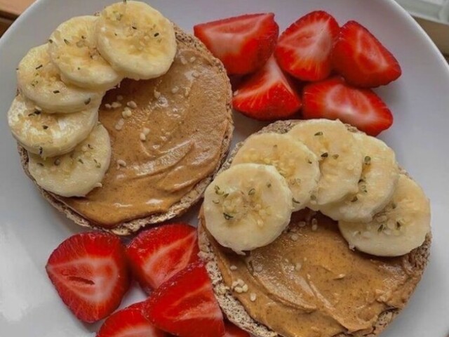 Panqueca com banana e morango 😋.