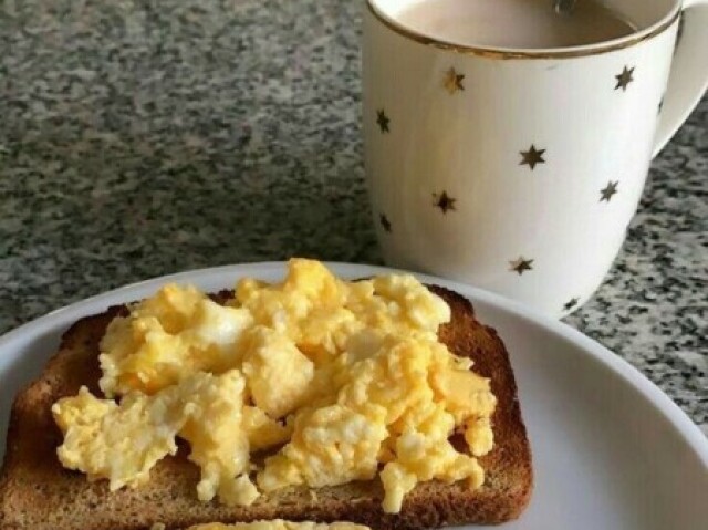 Pão com ovo e chocolate quente 😋