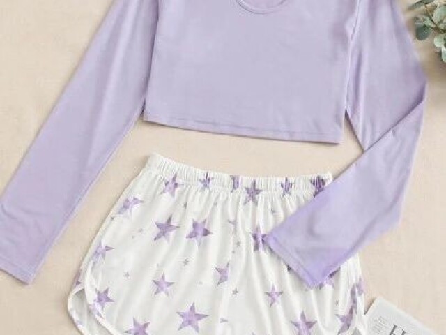 Blusa longa roxa e short roxo com estrela.