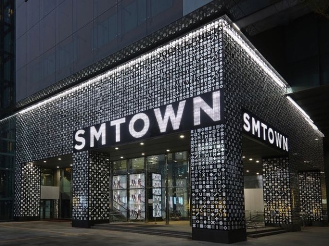 • SM TOWN entertainment, a empresa que administra o “Girls Generation, Red Velvet” e “Aespa”