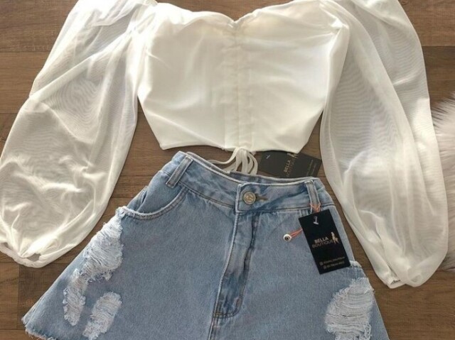 Blusa branca com short jeans .