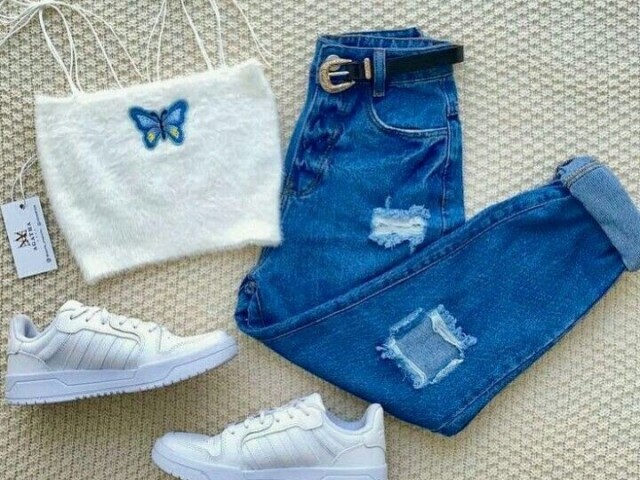 Cropped branco com borboleta azul e calsa jeans .