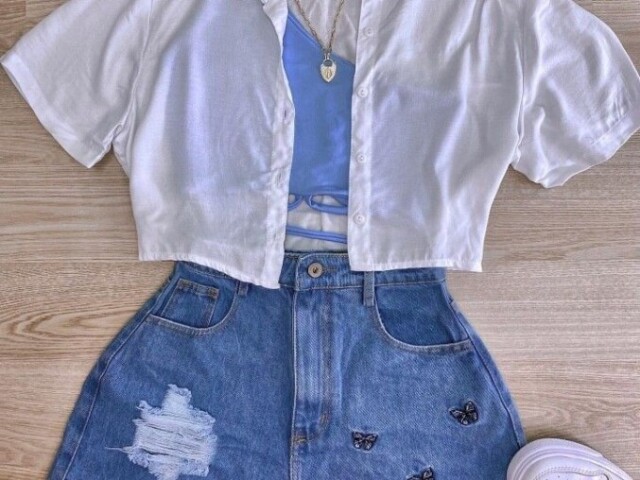 Blusa branca com top azul e short jeans .