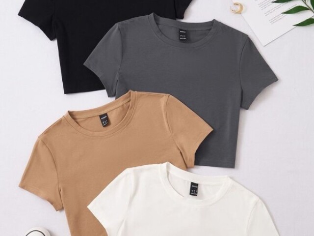 4 blusas cinza preto branco e laranja.