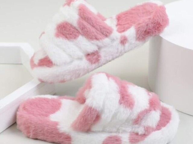 Pantufa rosa com branco .