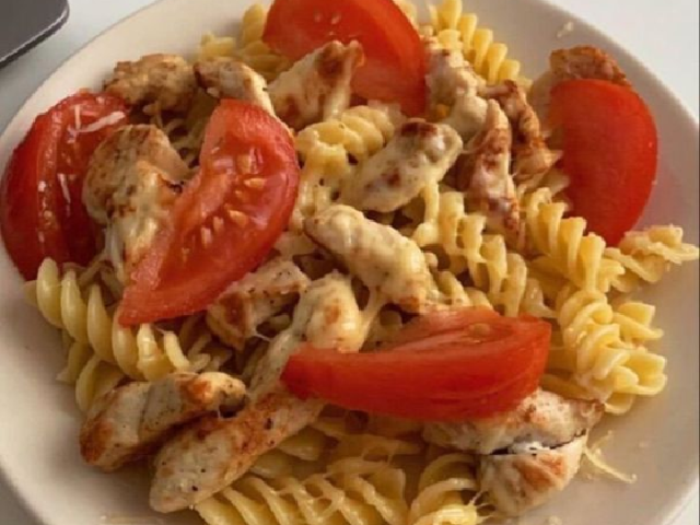 Macarrão com frango e tomate hmmmmmmmmmm 😋