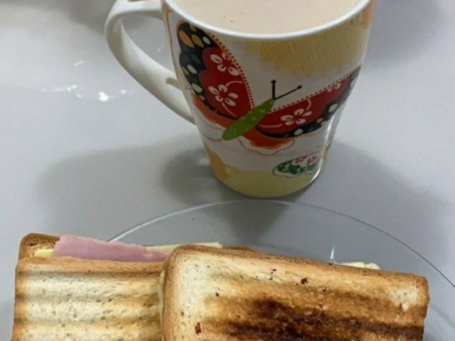 Comi 2 torradas e um copo de café com leite