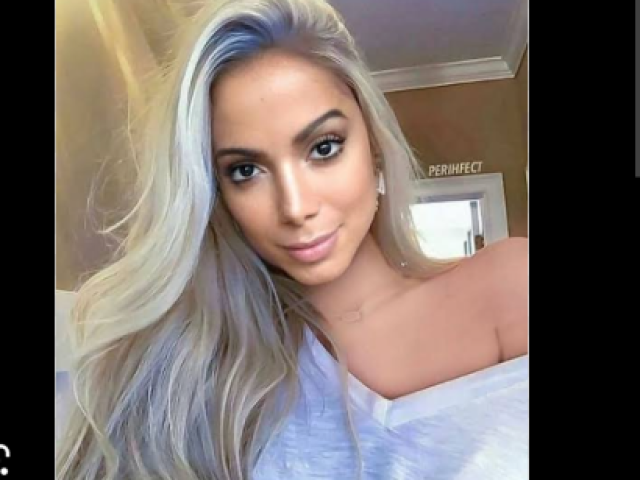 Larissa 22 anos , trabalha como Youtuber 📲🙅♀️😻