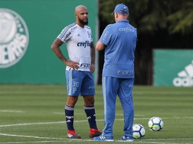 Pede desculpas aos companheiros e ao técnico pelo gol perdido.