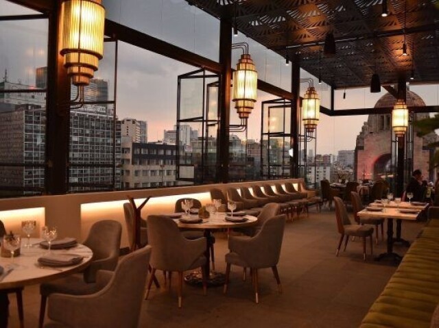 Em um restaurante chiqueโ๏ธ๐ท