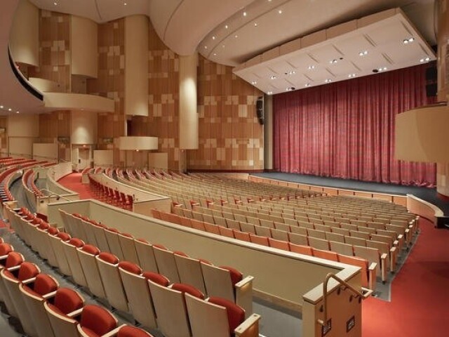 Teatro grande e bonito.