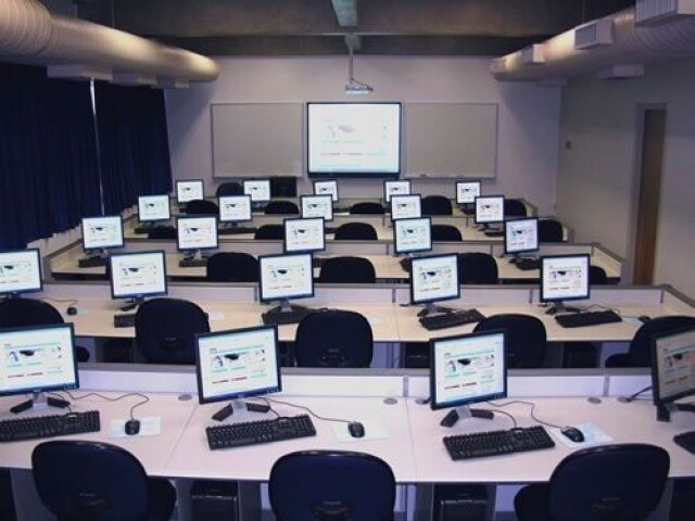 Sala de computação grande.